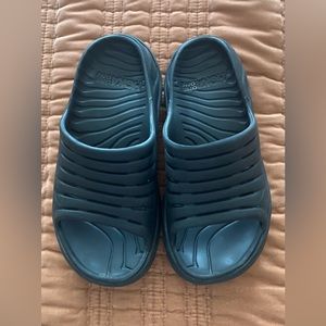 Hoka One One Recovery Slide black size 8 women